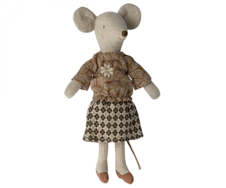 Blouse and skirt for grandma mouse
