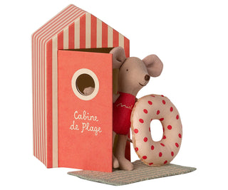 Beach Mice, Little Sister in Cabin de Plage